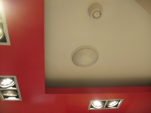 Дизайн потолка с сигнализацией и пожаротушением